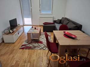 PETROVARADIN-DVOSOBAN NOVOGRADNJA SA PARKING MESTOM- ključ u kancelariji